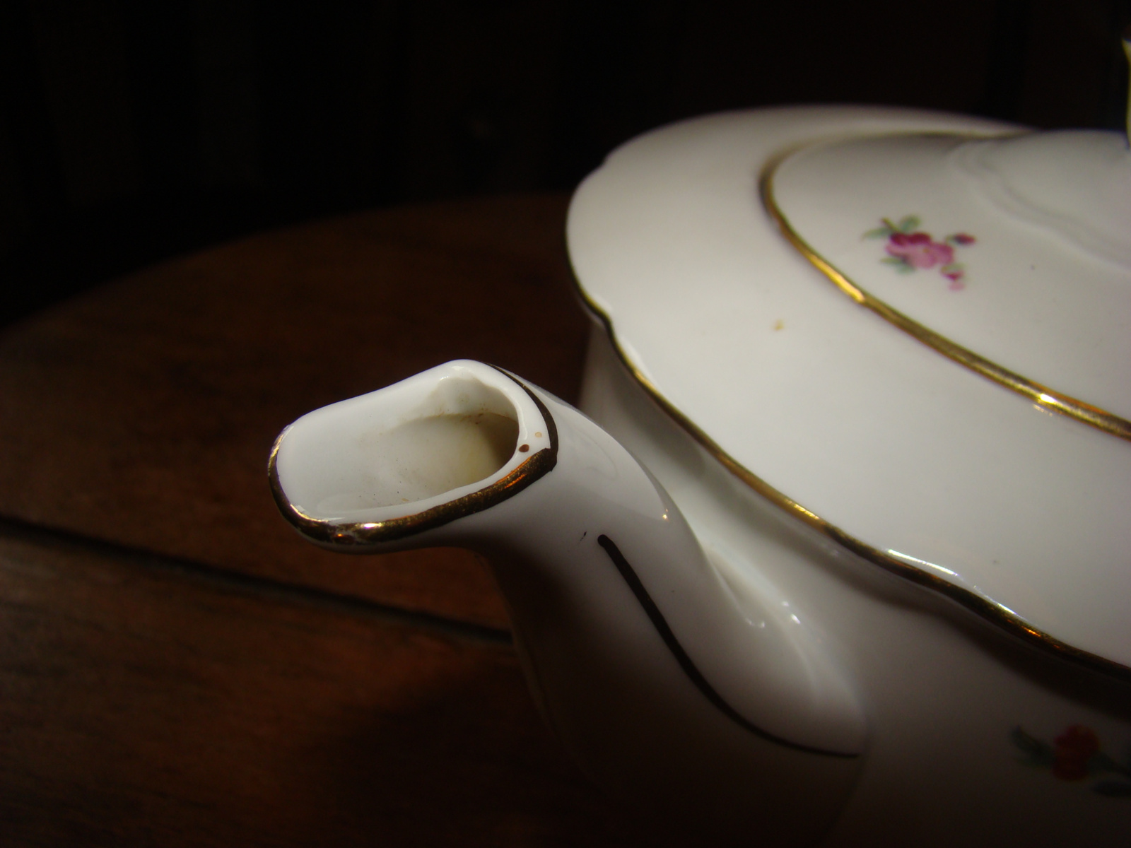 Porseleinen theepot met boeketje met roosje en viooltje. Merk Epiag.