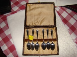 Zes zilveren  thee- of koffielepels  model Hollands glad.