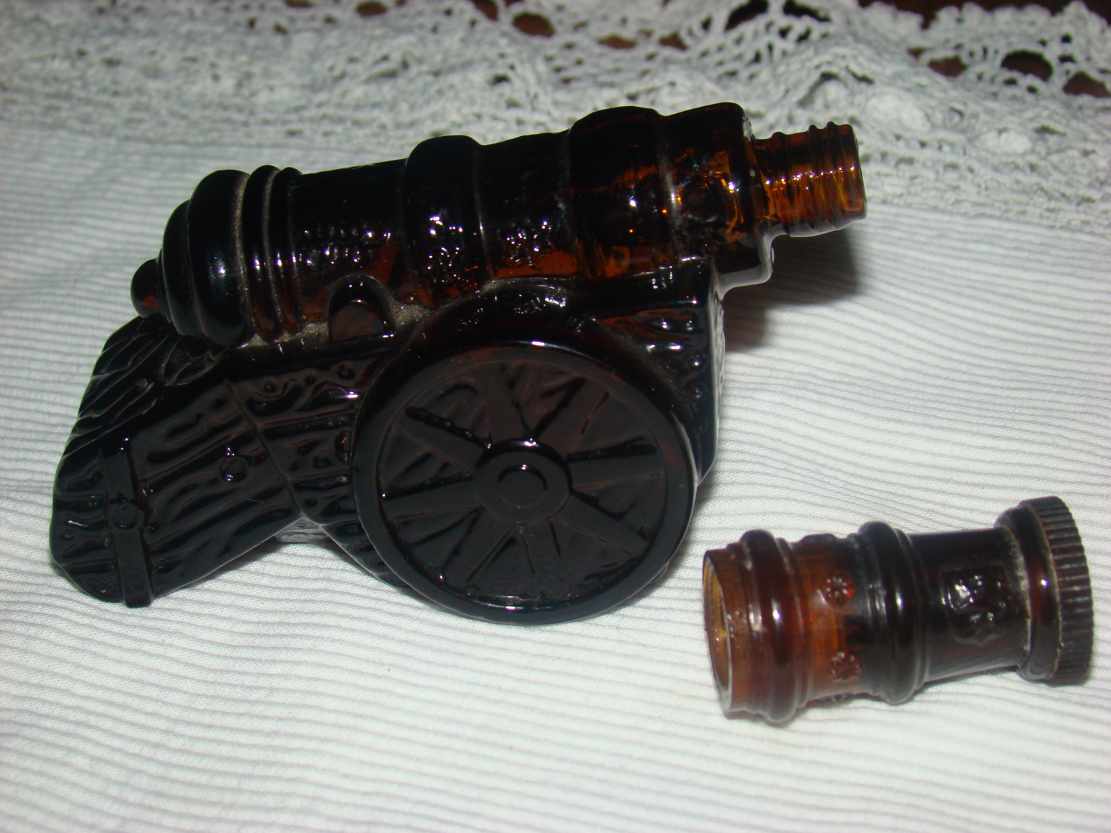 Vintage Avon aftershave flacon kanon of fles.Tai Wind bruin glas. Gevuld