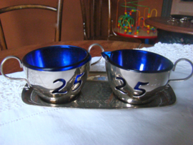 Roomstel  voor 25 jarig jubileum  of verjaardag silverplate  met blauw glazen inleg.