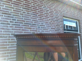 Engels mahonie hoekkast met latwerk op de ruit 2 deuren omstreeks 1930 h-187cm nr K202425