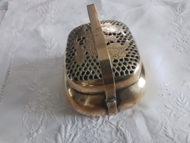 Antieke chinese messing handwarmer ook te gebruiken als wierookbrander.