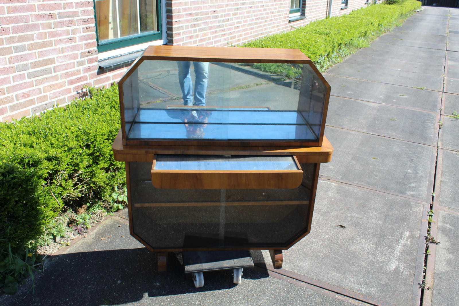 Art-Deco minibar kabinet noten fineer met geslepen schuifdeurtjes nr 11304