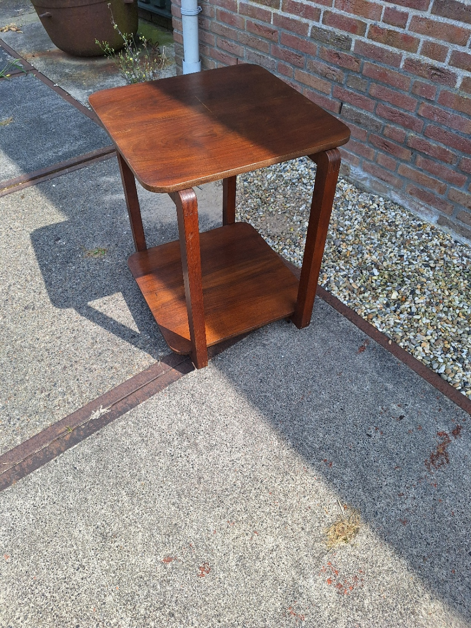 Corner table of vierkant bijzettafeltje 1930-1940 wieltjes noten nr T20244