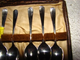 Zes zilveren  thee- of koffielepels  model Hollands glad.