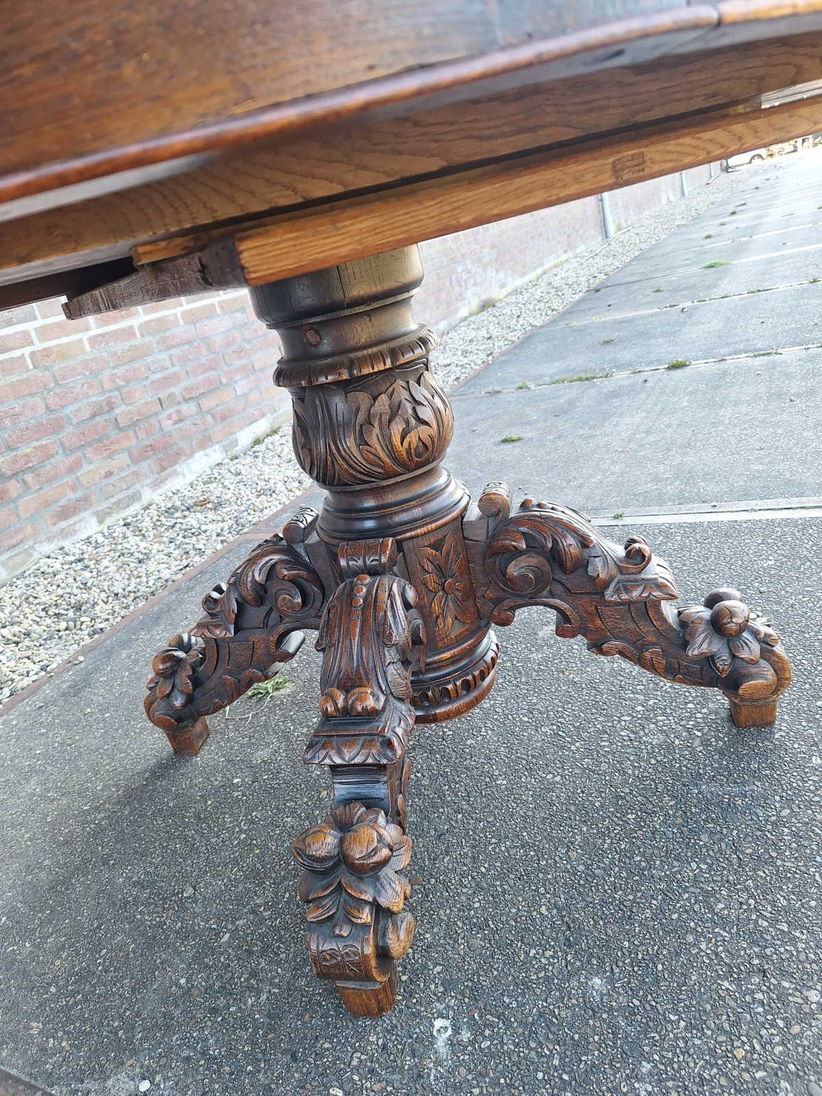 Donker eiken ovale tafel met vrucht motief kolom poot omstreeks 1890 nr T202514
