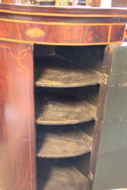 Mahonie hang hoekkast ingelegd met gebogen front +/- 1830 nr 11312
