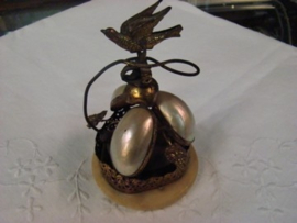 Victoriaanse tafelbel met drie nautilus schelpen