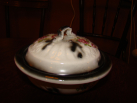 Rond driedelig zeepbakje of zeepdoosje.