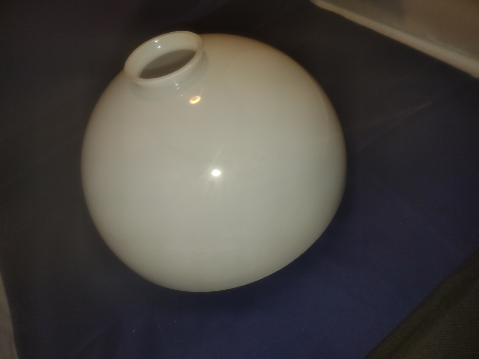Oude mondgeblazen kap halve bol 29,6cm greep 8 opaal wit nr oud-G31