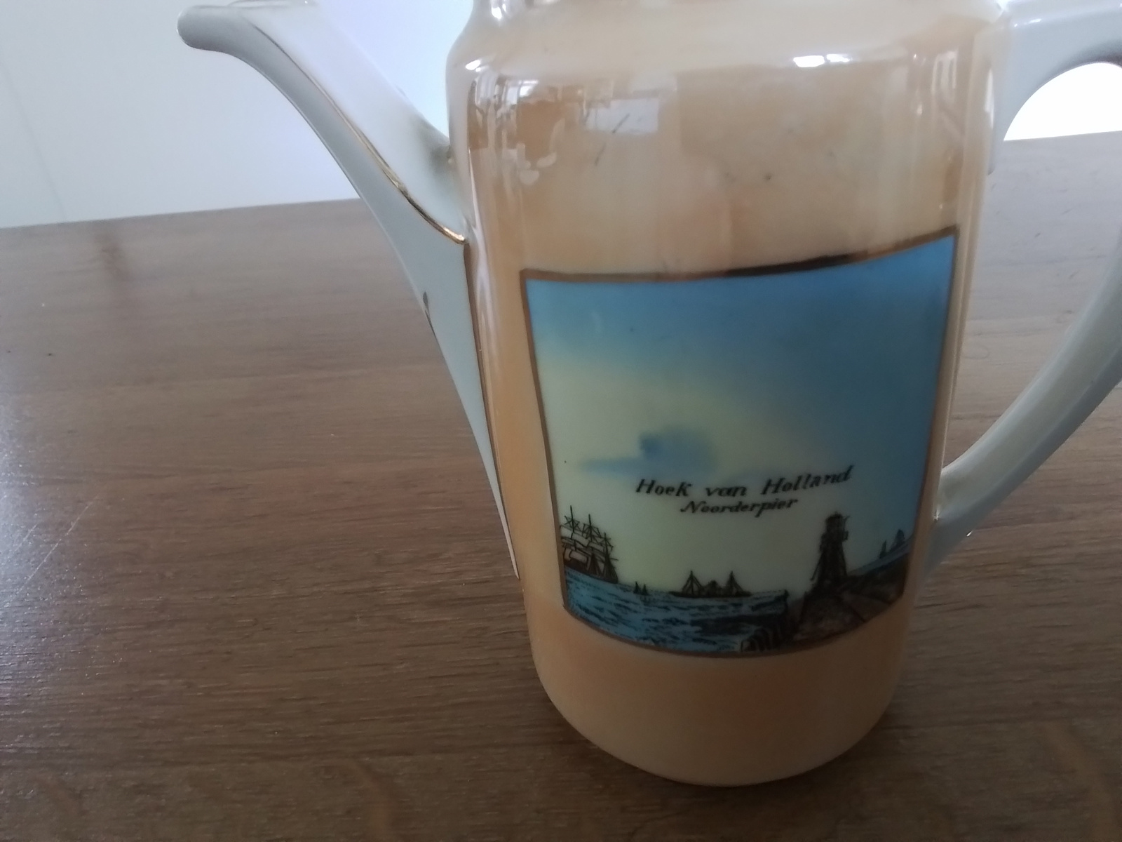 Theepot met afbeelding Hoek van Holland Noorderpier.