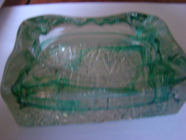 Groene glazen asbak.