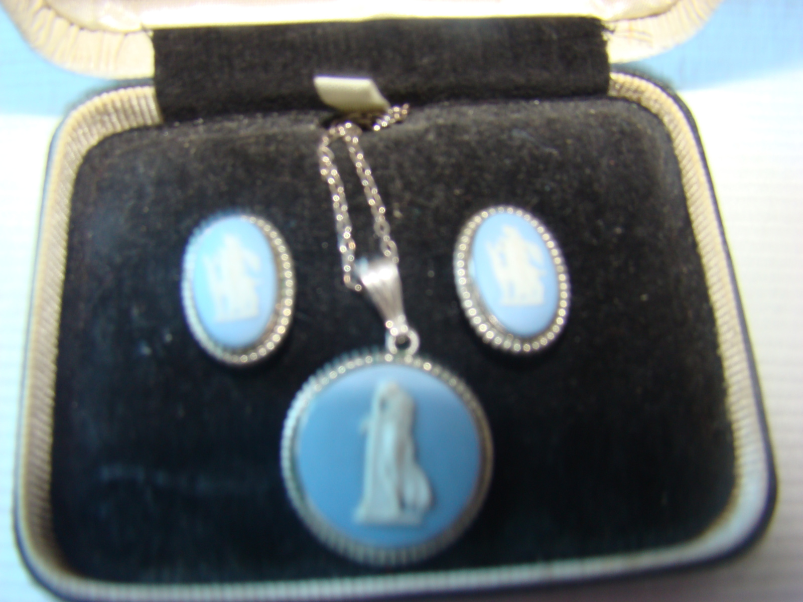 Setje  zilveren oorbellen en collier Wedgwood uit 1967.
