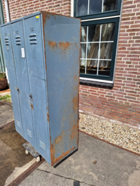 Locker 3-deurs blauw/grijs jaren 60-70 geleefd industrieel nr 10119