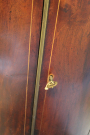Mahonie hang hoekkast ingelegd met gebogen front +/- 1830 nr 11312