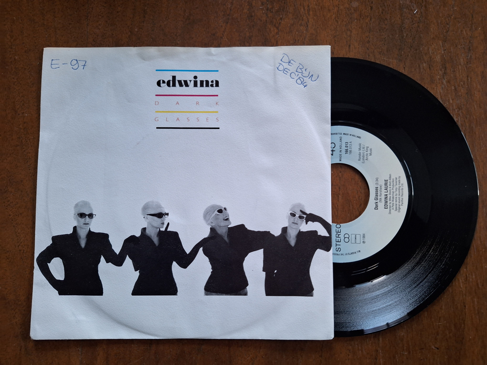 Edwina Laurie met Dark glasses 1984 Single nr S20234107