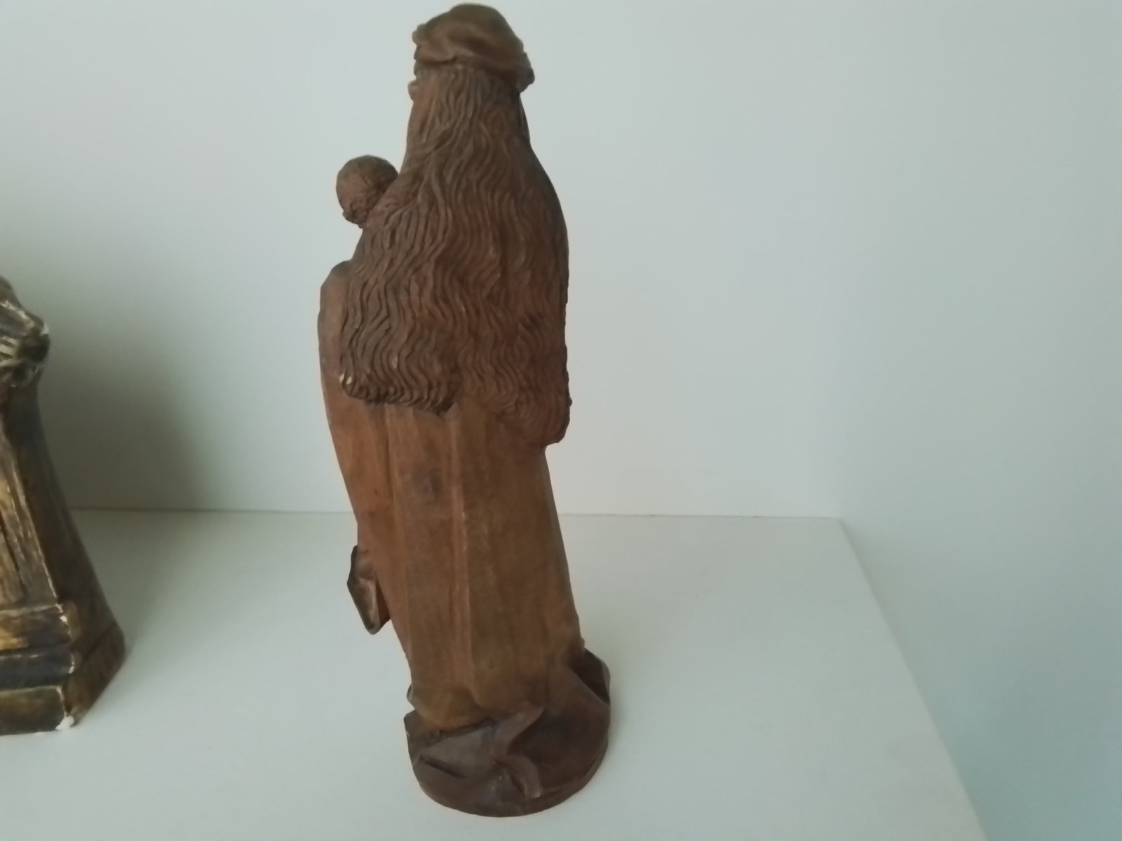 Oud en antiek houten Mariabeeld.