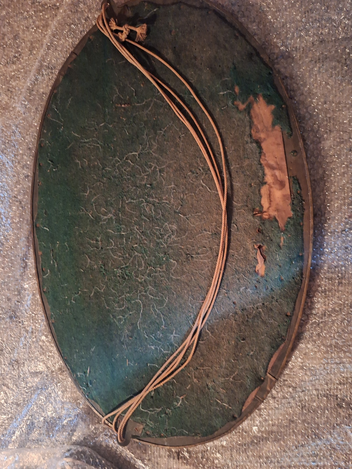 S84 Ovale spiegel met houten lijst messing omhulsel facet geslepen rand