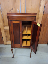 Mahonie kastje met origineel interieur en een klep op Queen Ann pootjes 1900-1920 nr K202414