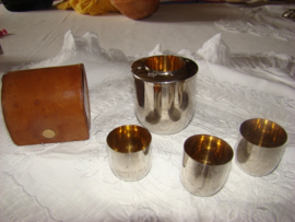 Set  drinkbekers in lederen foudraal