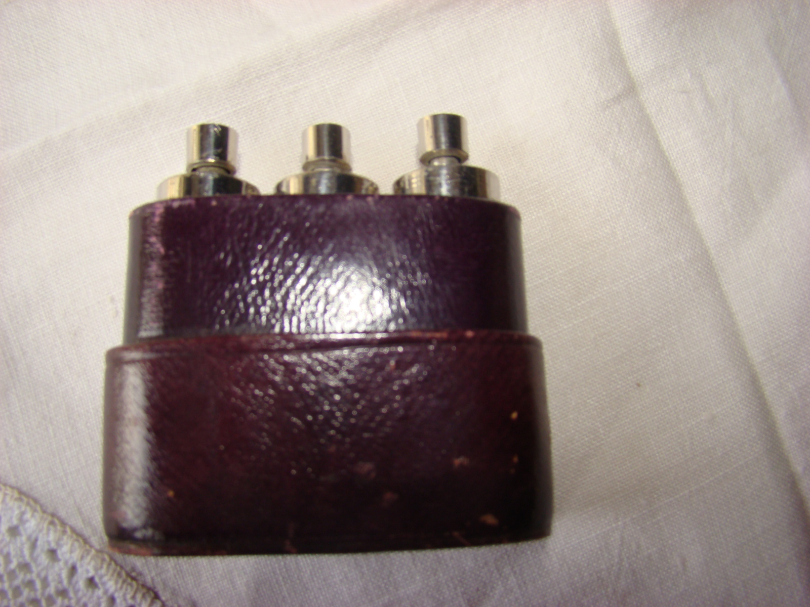 Drie parfumflesjes in cassette.