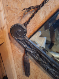 S106 Facet geslepen spiegel met houten rand onder met houtsnijwerk 0mstreeks 1890-1910