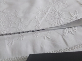Oude punch of bowllepel met gedraaide steel.