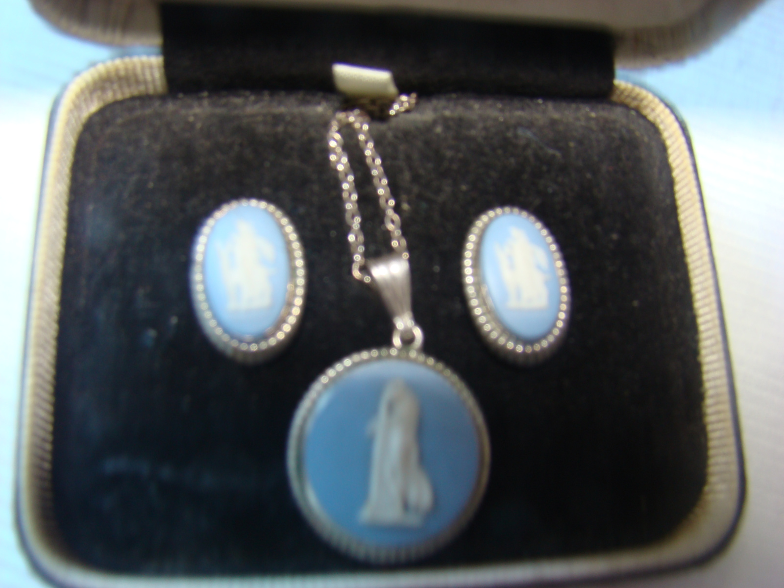 Setje  zilveren oorbellen en collier Wedgwood uit 1967.