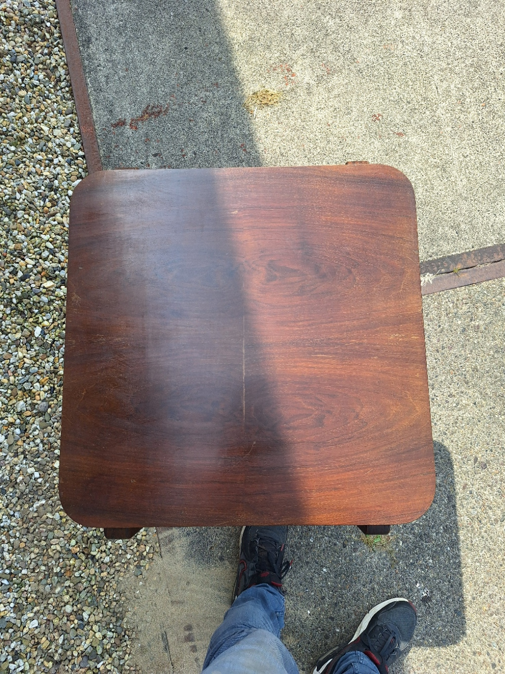 Corner table of vierkant bijzettafeltje 1930-1940 wieltjes noten nr T20244