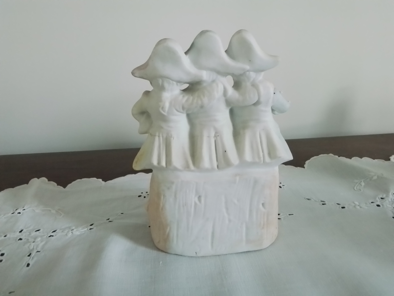 Antiek biscuit beeldje drie verklede kindertjes.