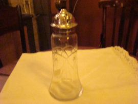 Geslepen suikerstrooier met silverplate rand en dop.