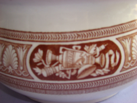 Witte po met mooie bruine rand met klassieke motieven.