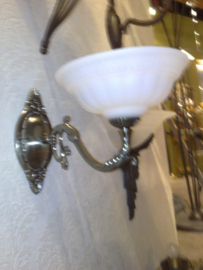 Retro wandlamp antiek messing met mat glas nr:20369/1a
