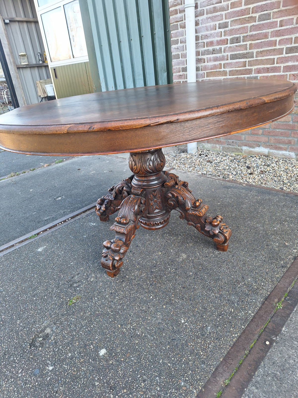 Donker eiken ovale tafel met vrucht motief kolom poot omstreeks 1890 nr T202514