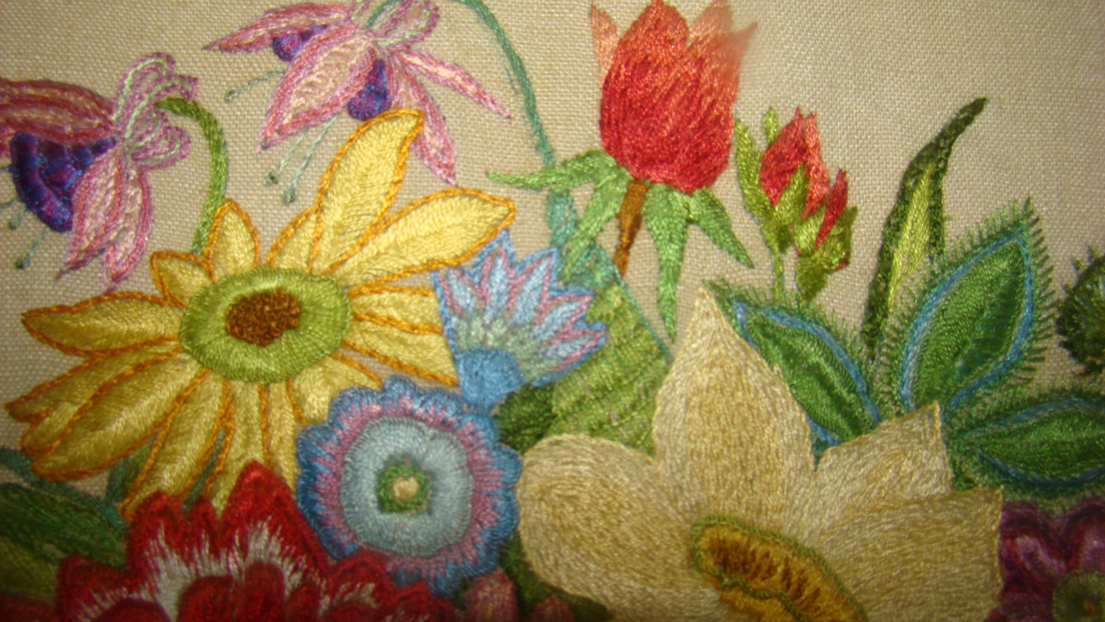 Geborduurde vaas met bloemen op linnen.