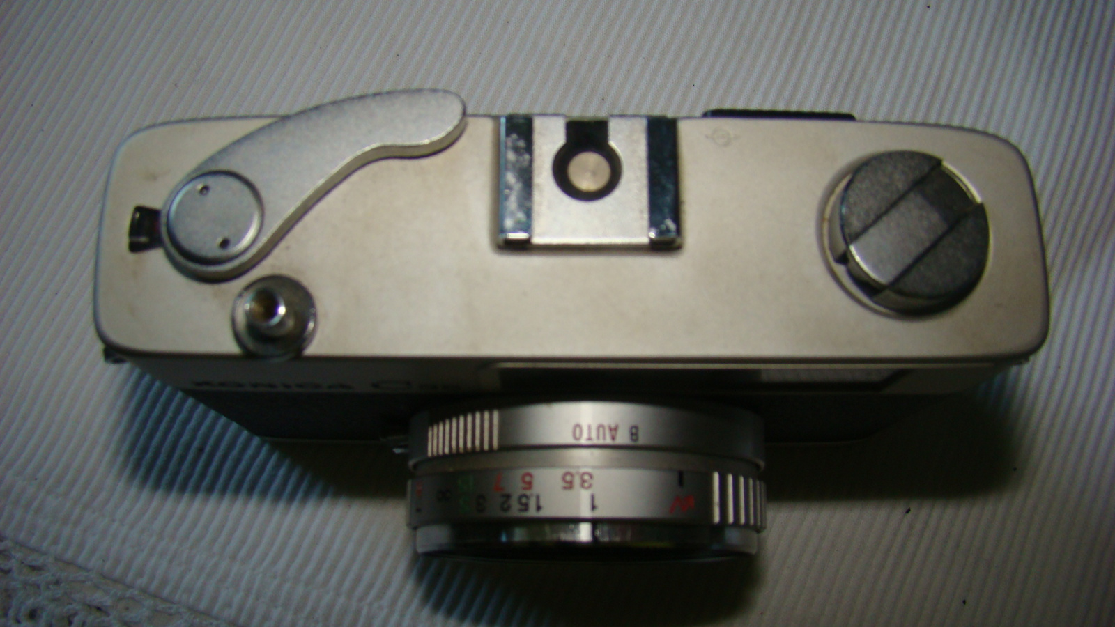 Fotocamera Konika C35 Hexanon.