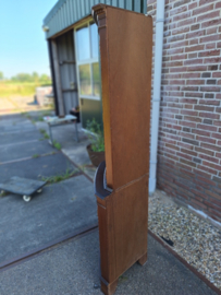 Engels mahonie hoekkast met latwerk op de ruit 2 deuren omstreeks 1930 h-187cm nr K202425