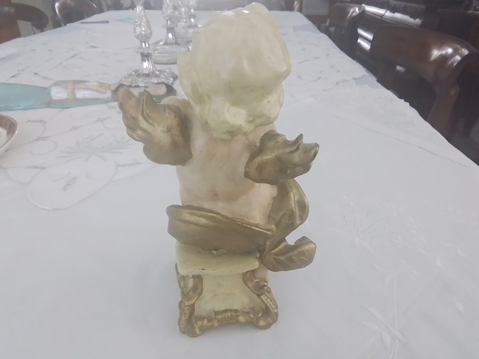 Beeldje van cupido met hoorn  of trompet.