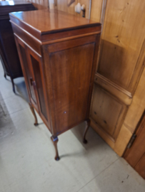 Mahonie kastje met origineel interieur en een klep op Queen Ann pootjes 1900-1920 nr K202414