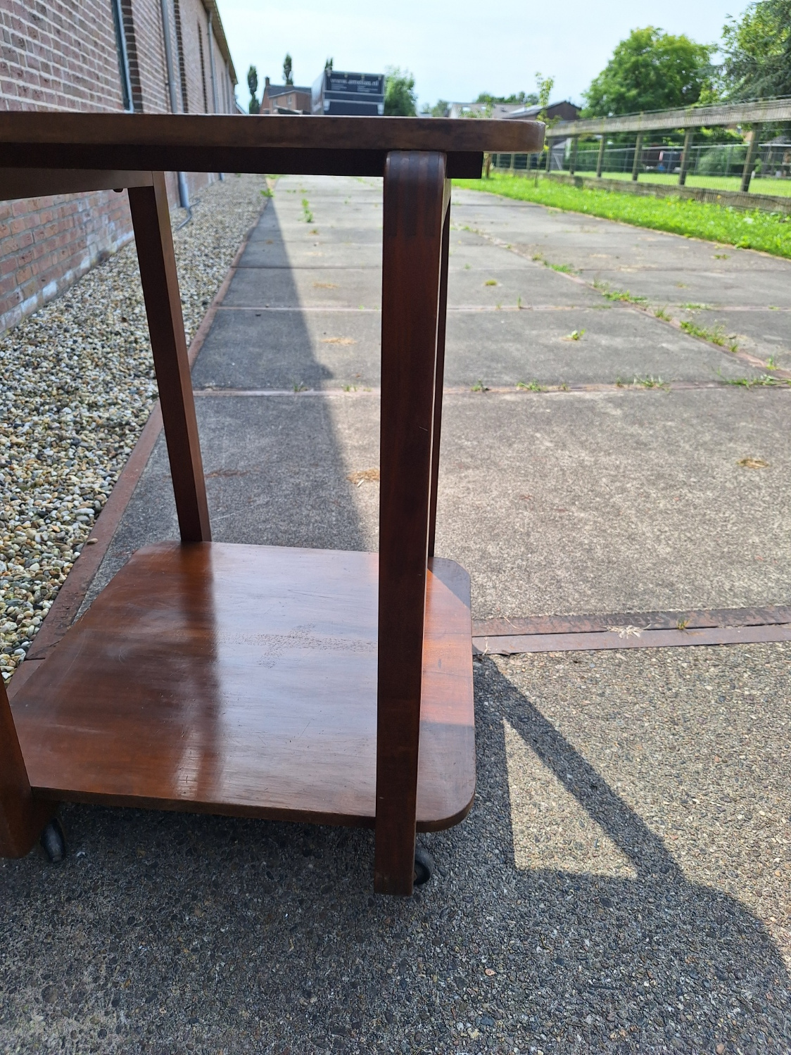 Corner table of vierkant bijzettafeltje 1930-1940 wieltjes noten nr T20244