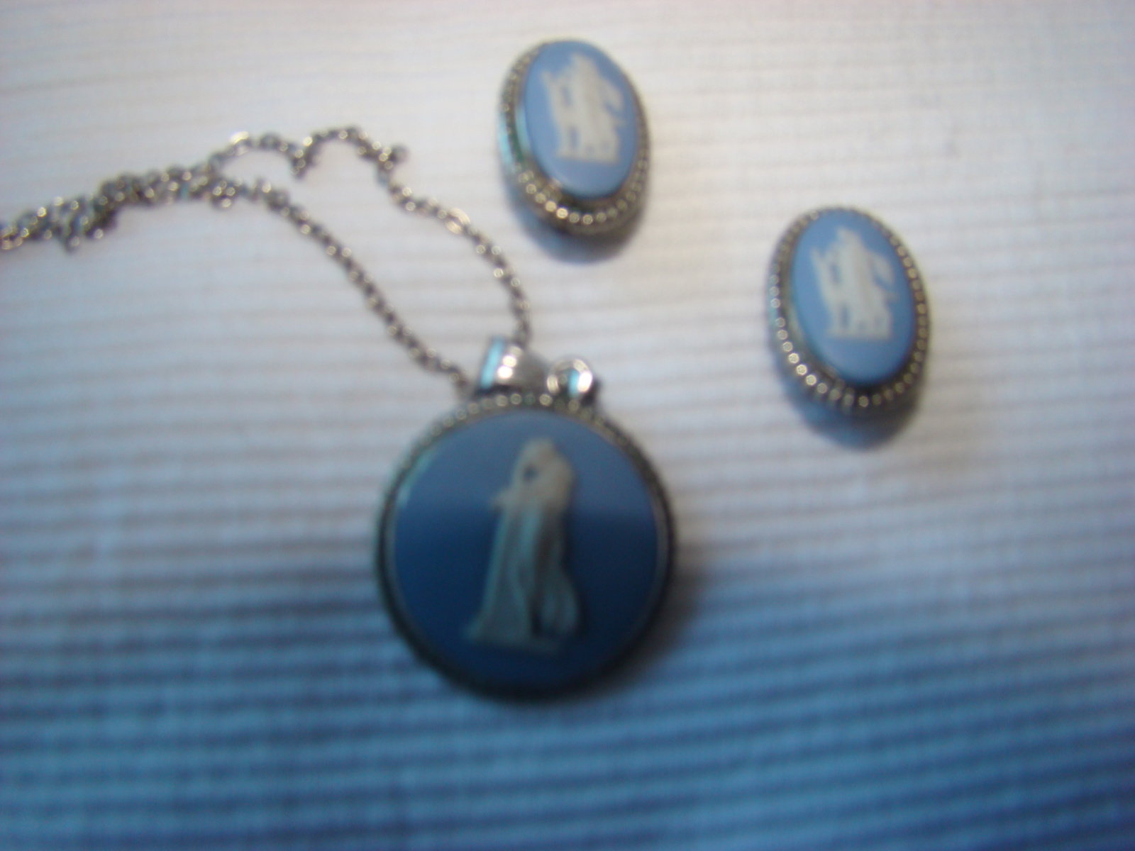 Setje  zilveren oorbellen en collier Wedgwood uit 1967.
