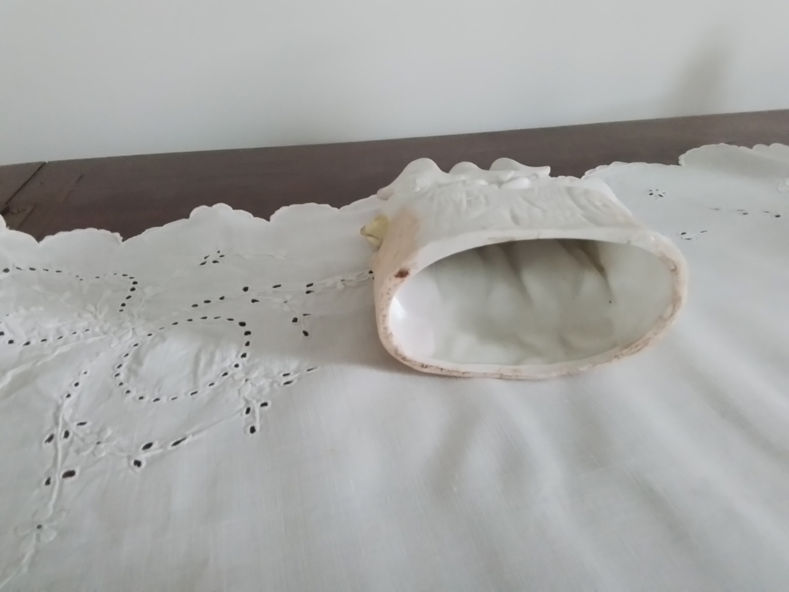 Antiek biscuit beeldje drie verklede kindertjes.