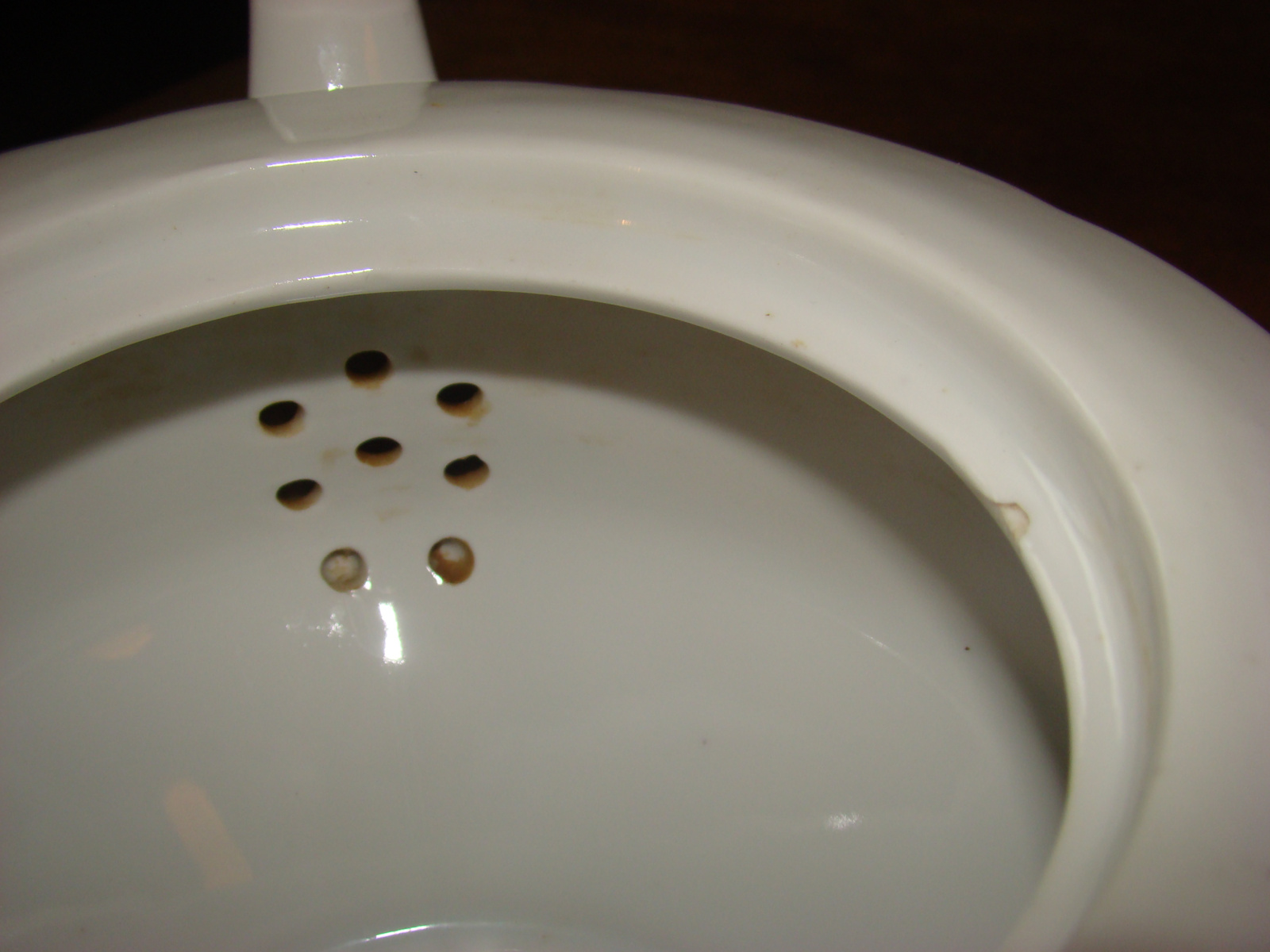 Porseleinen theepot met boeketje met roosje en viooltje. Merk Epiag.