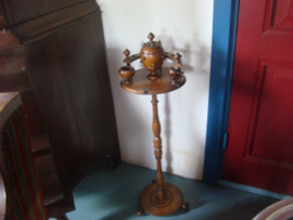 Staande rooktafel voor pijpen of pijpenrek met tabakspot.