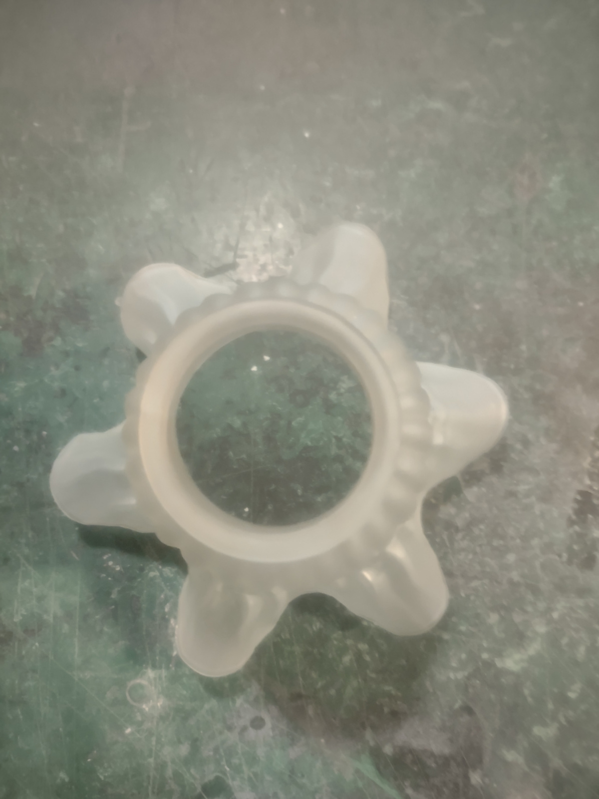 Oude glazen kap geschulpte kartel rand gesatineerd gr-5,4cm oud-G20