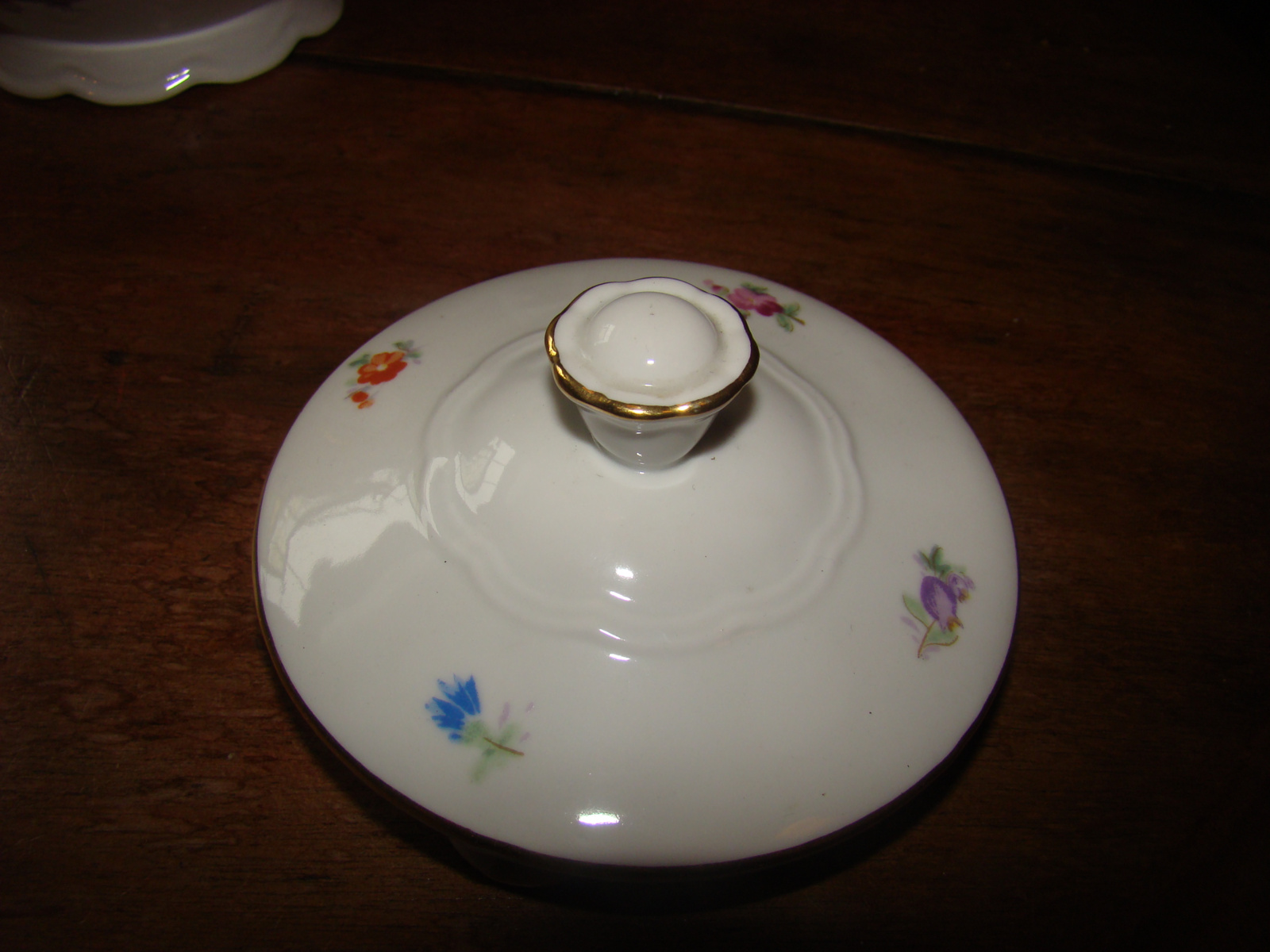 Porseleinen theepot met boeketje met roosje en viooltje. Merk Epiag.