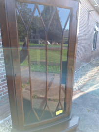 Engels mahonie hoekkast met latwerk op de ruit 2 deuren omstreeks 1930 h-187cm nr K202425