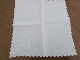 Set van vier wit linnen servetten geborduurd met bloempjes en monogram D.