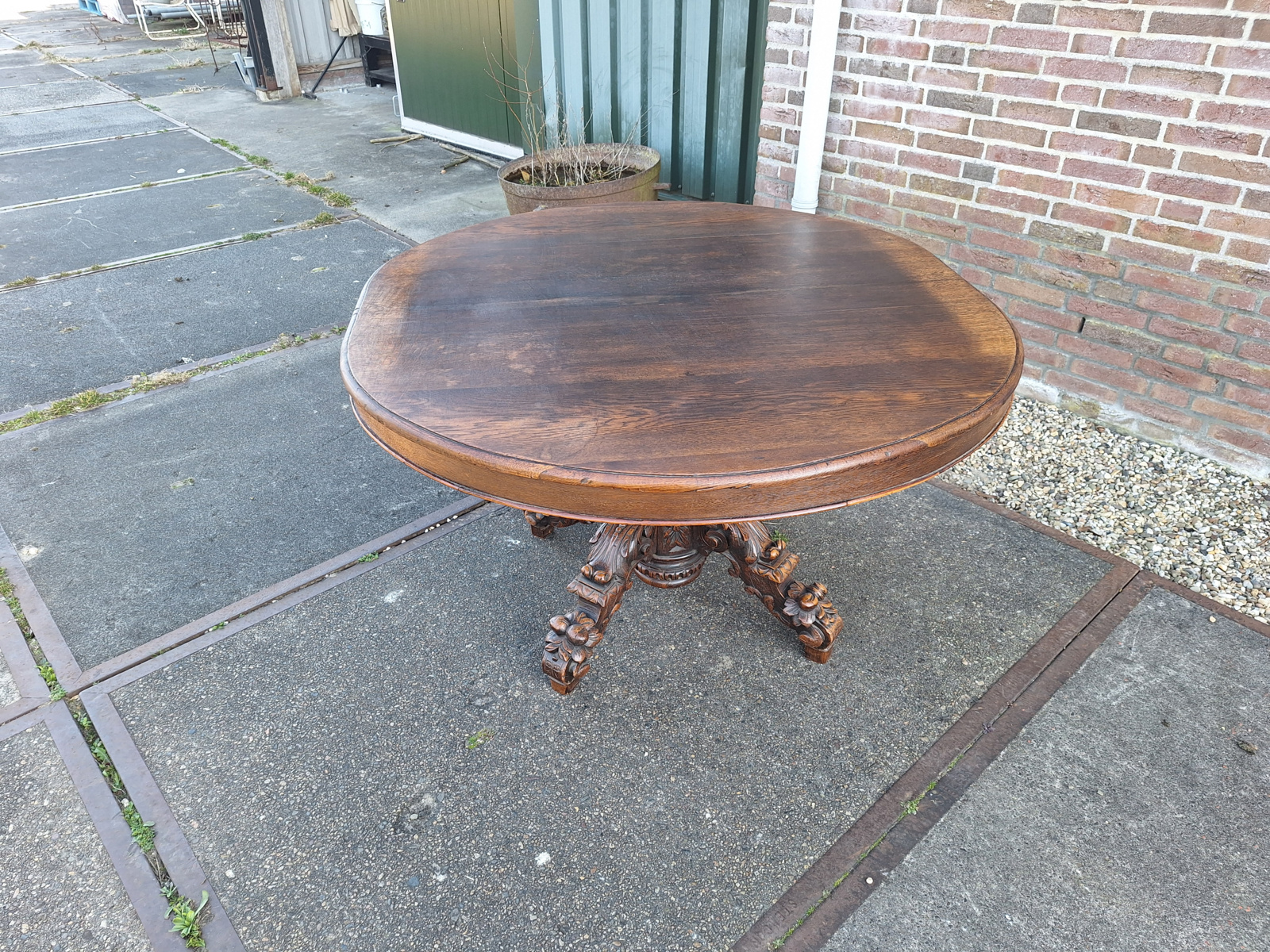 Donker eiken ovale tafel met vrucht motief kolom poot omstreeks 1890 nr T202514