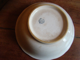Beboterde aardappelschaal of  groenteschaal.